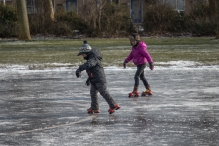 Mini-ijsbaan op evenemententerrein Het Maaiveld