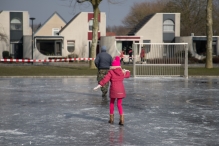 Mini-ijsbaan op evenemententerrein Het Maaiveld