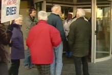 Actiegroep Bieb overhandigt petitie