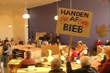 Actiegroep Bieb overhandigt petitie