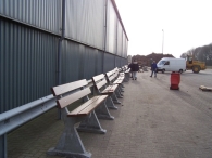 Bankjes en palen voor Wandelpad