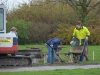 Bankjes bij Wandelpad