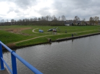 Bankjes bij Wandelpad