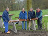 Bankjes bij Wandelpad