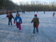 Scholen schaatsen ijsbaan