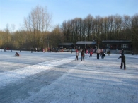 Scholen schaatsen ijsbaan