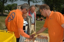 Koninginnedag 2011: Eiergooien en kinderspelen