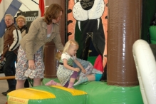 Koninginnedag 2011: Eiergooien en kinderspelen