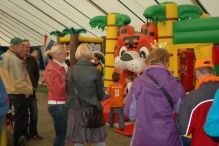 Koninginnedag 2011: Eiergooien en kinderspelen