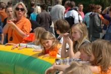 Koninginnedag 2011: Eiergooien en kinderspelen