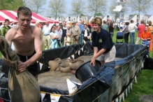 Koninginnedag 2004 - Waterzeskamp (2)