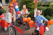 Koninginnedag 2004 - Optocht en Vlaghijsen