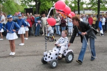 Koninginnedag 2004 - Optocht en Vlaghijsen
