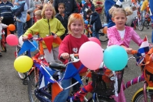Koninginnedag 2004 - Optocht en Vlaghijsen