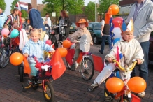 Koninginnedag 2004 - Optocht en Vlaghijsen