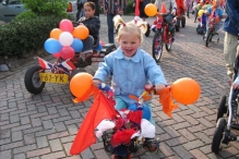 Koninginnedag 2004 - Optocht en Vlaghijsen