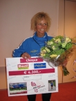 Ria Buiten ontvangt cheque van Boni en Schaap