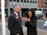 Sharon bezoekt Biddinghuizen (1): Gemeentehuis