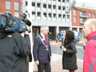 Sharon bezoekt Biddinghuizen (1): Gemeentehuis