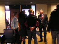 Sharon bezoekt Biddinghuizen (1): Gemeentehuis