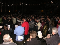 Kerstavond 2005 - Zingen bij de toren