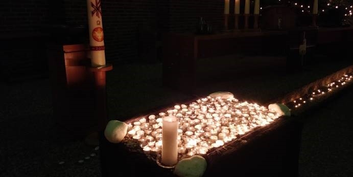 Kaarsje aansteken om te gedenken op zaterdag 22 november