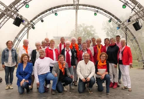 Belcanto en Join Up op podium tijdens Back in Time Caf?