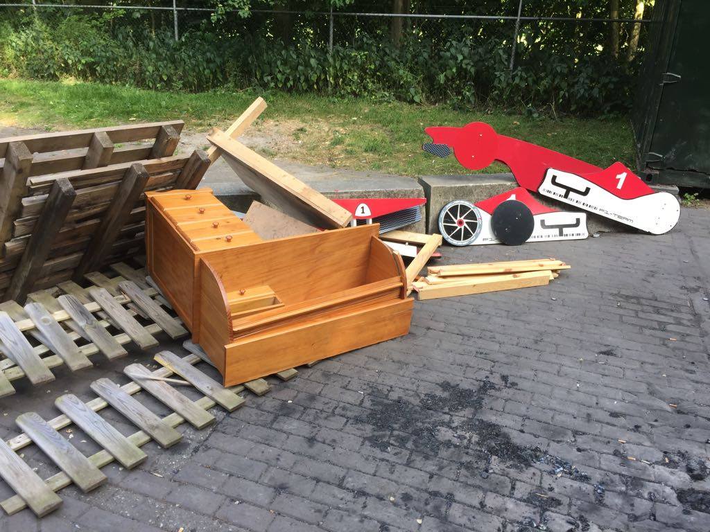 #biddinghuizen - Politie gaat extra handhaven op afvaldumpingen bij jongerenontmoetingspunt -.