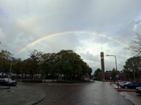Regenboog boven kerktoren Biddinghuizen op Internationale Coming-Outdag
