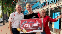 Michiel (22) uit Biddinghuizen wint €25.000 met bijzondere fles