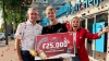 Michiel (22) uit Biddinghuizen wint €25.000 met bijzondere fles