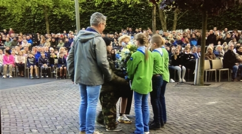 Kranslegging tijdens Dodenherdenking namens Biddinghuizen