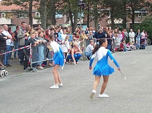 Pleinshow van majorettes