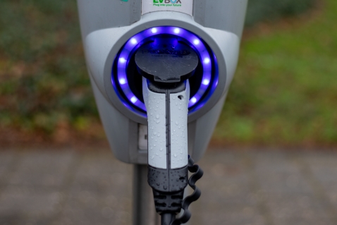 Nieuwe oplaadplekken voor elektrische auto's aan De Dreef