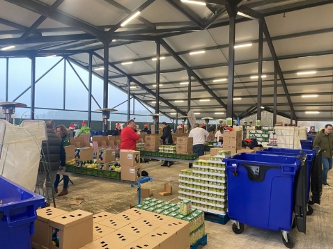Bij Flevonice worden 21.000 kerstpakketten ingepakt voor voedselbank