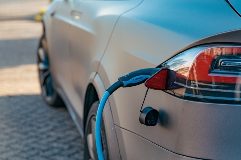 Het opladen van uw elektrische auto in Biddinghuizen
