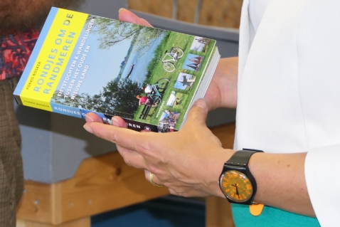Overhandiging 1e exemplaar van gids ‘Rondjes om de Randmeren’ in Bottermuseum Harderwijk