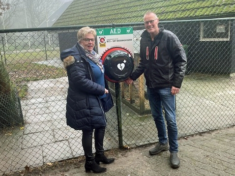 SRT Biddinghuizen schenkt AED aan Dierenpark de Scharrelberg