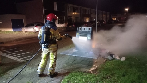 Brandend afval bij container Weidehof
