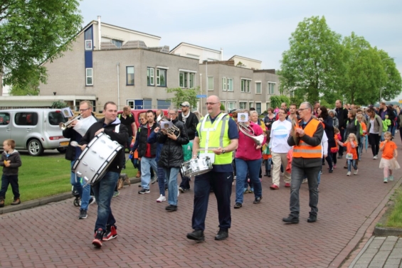Intocht avondvierdaagse Biddinghuizen op vrijdagavond
