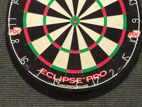 Snert eten en darten in voetbalkantine