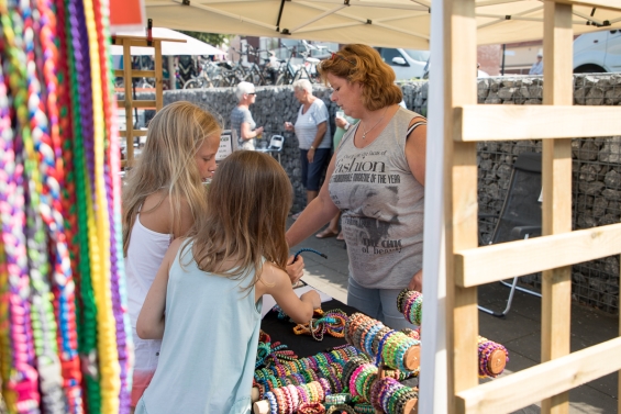 Braderie in het centrum van Biddinghuizen