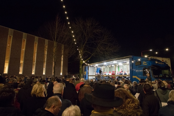 Zingen onder de toren op kerstavond