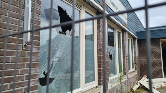 Ramen sneuvelen bij half gesloopt Koetshuis