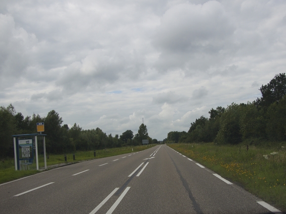 Bestuurder op Bremerbergweg komt vast te zitten in berm Bestuurder op Bremerbergweg komt vast te zitten in berm