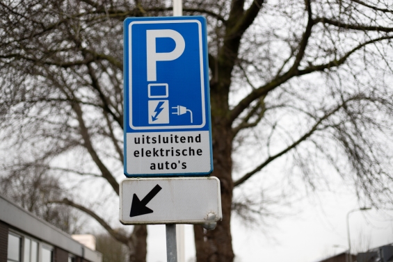 Twee parkeerplaatsen aan Hemsink gereserveerd voor laden