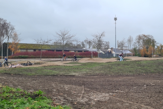 Tijdelijke pumptrackbaan in Biddinghuizen geopend Tijdelijke pumptrackbaan in Biddinghuizen geopend
