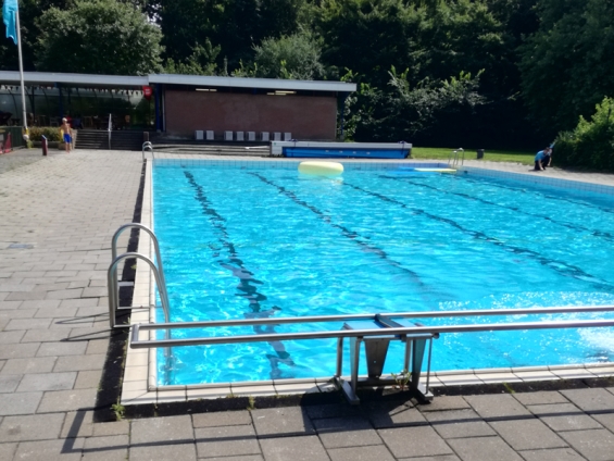 Wegens slecht weer gratis zwemmen in zwembad Dronten