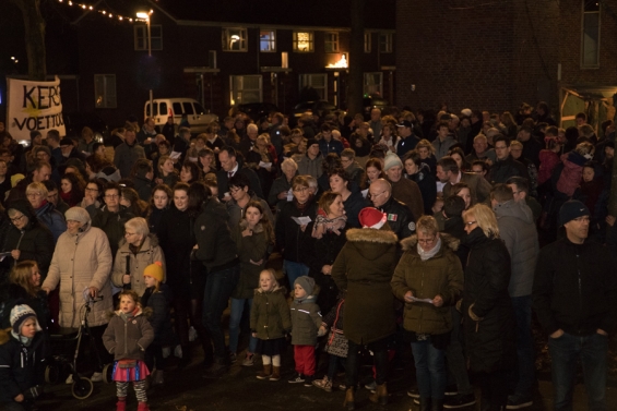 Zingen onder de toren in Biddinghuizen op kerstavond