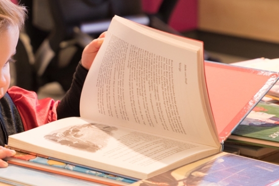Ouders en grootouders lezen voor aan kinderen Schatkamer
